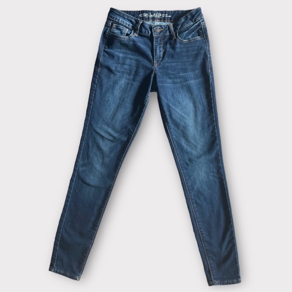 Old Navy Rockstar Mid Rise Jeans Size Regular 2
Distressed Whiskering Fading